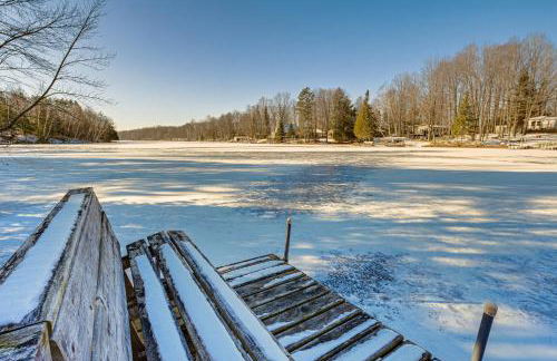Lakefront Townsend Cabin with Fire Pit and Dock! - Foto 24