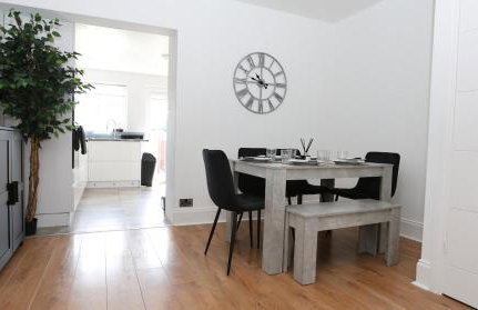 Modern 2 bed house in Enfield with private driveway parking - Photo 1