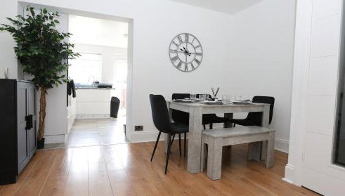 Modern 2 bed house in Enfield with private driveway parking - Foto 1