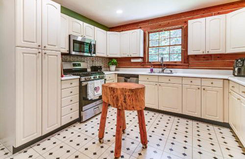 1 Mi to Rangeley Lake Cabin with Wraparound Deck! - Foto 10