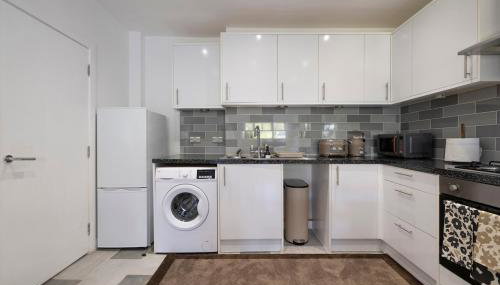 Designer 1BR I Work-From-Home Ready I Fast Wi-Fi - Foto 3