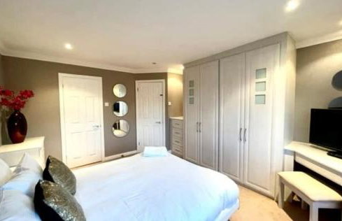 Beautiful 5 Bed 3 Bathroom Detached Family Home 8 - Photo 25