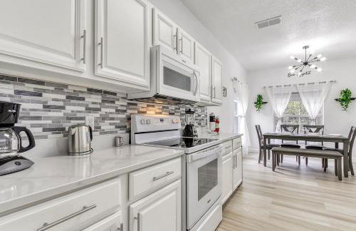 Stunning 5 bedroom pool home in gated community minutes from Disney - Foto 9