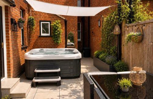 Exceptional 4 Bed House in The Windsor Tapestries by Casa by Grace - Sleeps 7-9, Private Hot Tub Hire, Free Parking, Dog Friendly, Legoland, Windsor Castle - Photo 3