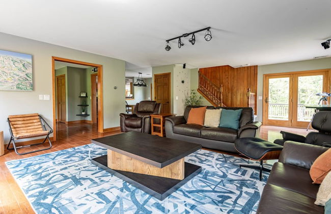 Family Fun Oasis Hot Tub Steam Room Pool Stream Firepit Games - Foto 34