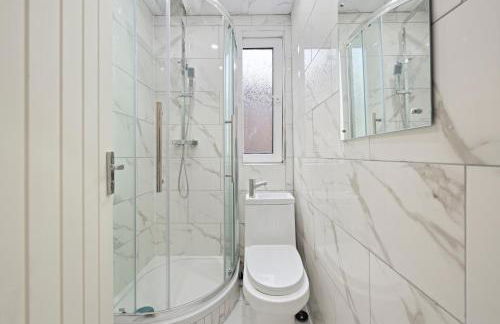 Three Bedroom House By Brookland Stays Serviced Accommodation Short Lets Manchester With Free WiFi - Foto 8