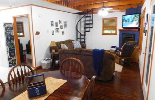 Trailseeker Cabin w King Bed Hot Tub at Red River Gorge Natural Bridge - Foto 16