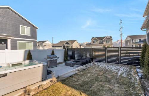 Modern LuxeDen with Private Hot Tub and Fenced Yard - Foto 16