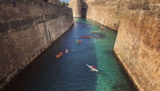 Balade en kayak dans les douves