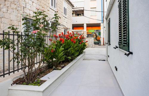 Luxury City Center House - Photo 23