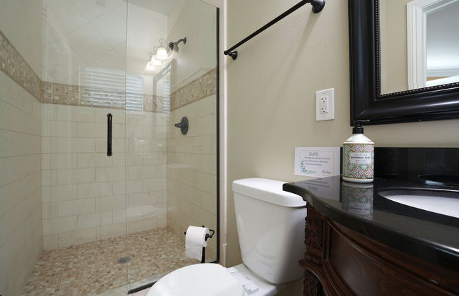 Sweet 4 bedroom, 3 bath plus Loft Bedroom, Pool Home - Photo 25