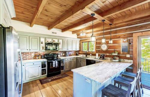 Large Log Cabin Chalet w/ Hot Tub - Horses & Lake! - Foto 39