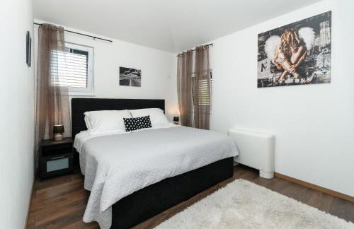 Luxury Villa With Heated Pool, Terrace, and Outdoor Amenities for Relaxation - Foto 44