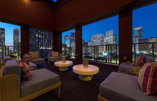 Downtown Modern Elegance Suite with Free Parking, Pool, WIFI and a King Bed - Foto 26