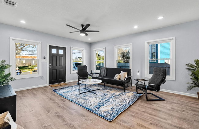 Inviting 4BR 2 5BA Downtown Home With Ample Space - Photo 6