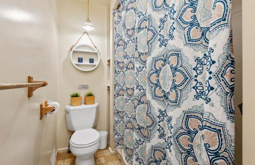 Cheerful 4BR Chalet with Seasonal Pool, Hot Tub - Foto 23