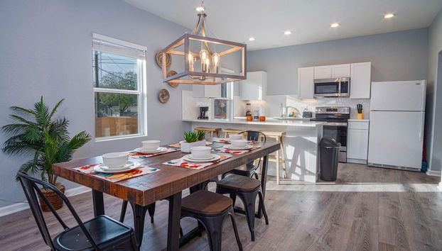 Downtown Dream Home Spacious 4BR 2BA Sleeps 12 - Foto 4, Habitación