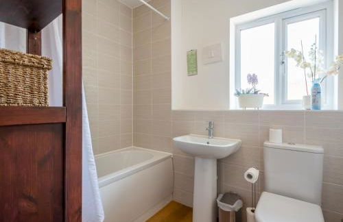 Cheerful 2-Bedroom house with Private parking - Pass the Keys - Foto 11