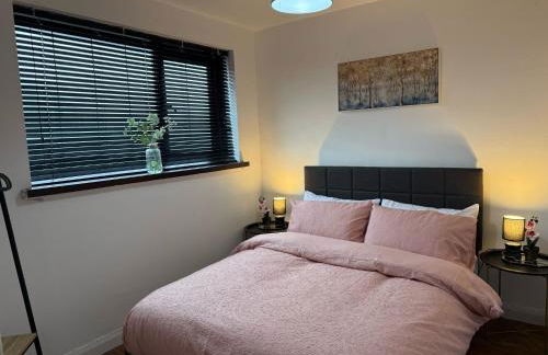 Stylish & Cosy Home in Bridgend with free parking - Photo 10