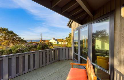 Half Block to Beach w/ Oceanview, Patio + Balcony The Shore Pine by Avantstay - Foto 8