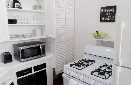 Artful Retreat - King Bed, Work Desk, WIFI, Unique Murals, Perfect for Business Travelers, Downtown & Near Universal Studios - Foto 9