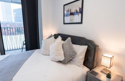 Luxury 2 Bed Apartment, with a balcony city & canal view in Manchester City Centre! - Foto 29