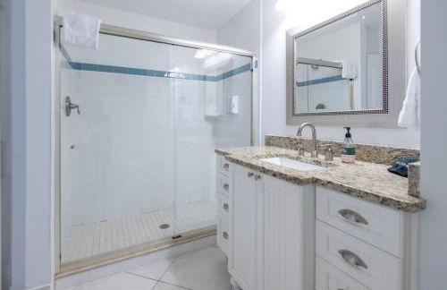 Pet-Friendly 2BR - No Pet Fees - Walk to Beach - Foto 16
