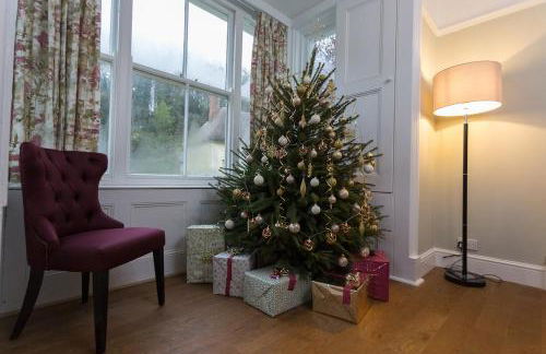 Luxury Large Five Bedroom Family House Sleeps 10 - Photo 32