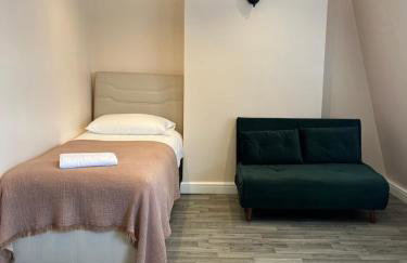 The Lily Aparts - Photo 1