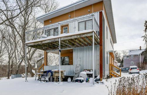 Couples Retreat Near UVM! Unique Studio with Deck - Foto 22