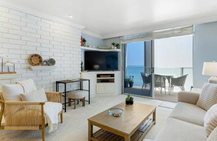 Oceanfront Gem w Balcony Pool Hot Tub Carbon Beach Access Bluewater Haven by AvantStay - Photo 6