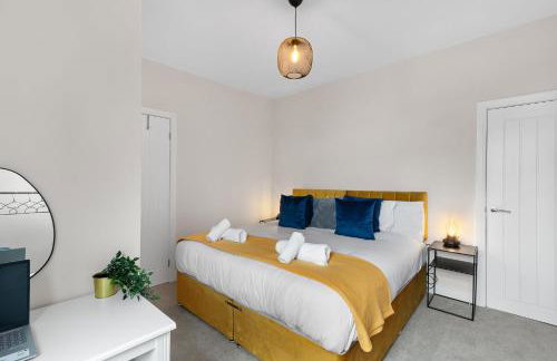 Whitehill - 3-Bed Home from Home, Sleeps 7, Great for Groups & Workers, FREE Parking & Netflix - Hosted by Stay Host Save - Photo 2