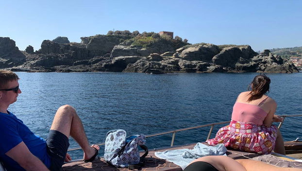 Prendendo il sole sulla coperta della barca