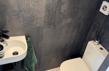 Modern Luxury Home with Spacious Garden close to Warner Bros Studio - Foto 22