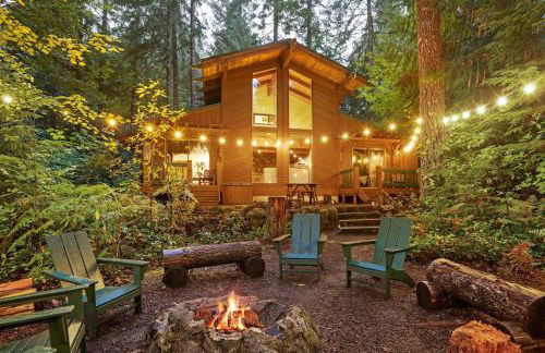 ZigZag Basecamp · Cozy Cabin Perfect for Nature Escapes w/ Hot Tub - Photo 1