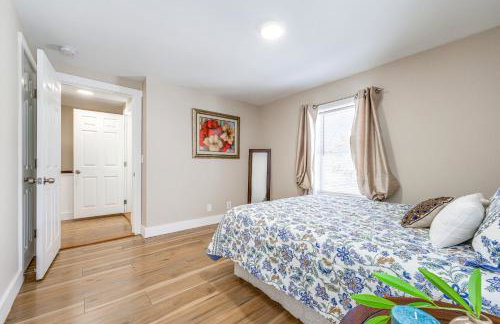 half Mi to Dtwn and Harbor Park Home with Large Yard! - Foto 17