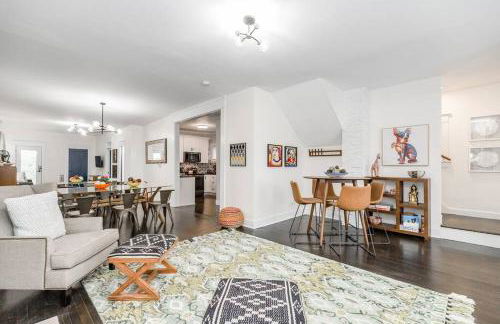 Spacious 5BR/5.5BA Near Plaza & Museum - Photo 1