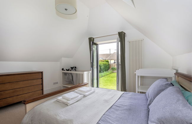 Stunning 5 Bed in the Centre of Bourton - Photo 3