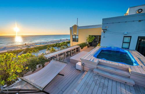 Crown Jewel of Ocean Drive- 2 story Penthouse, 4 Bedrooms & Private rooftop spa - Foto 25