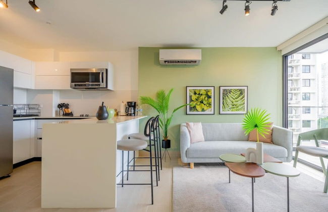 Luxurious 1BR Apartment With Stunning Balcony View - Photo 4