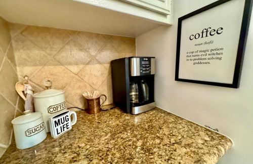 Epic Views, Huge House, Acres of J-Trees to explore, Hot Tub, Pool, AC, and Mini-Golf - Foto 31