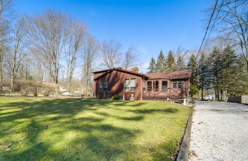 Charming Pymatuning Lake House Near Park and Beach - Photo 3