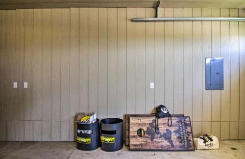 Lakefront Retreat with Dock and Game Room and Deck - Foto 32