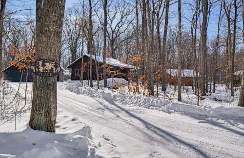 Northwoods Escape Lakeside Retreat with Deck - Foto 28