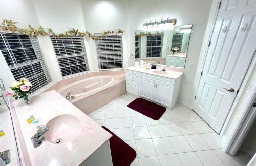 Lakefront Getaway LG South Facing Pool Hot Tub Pool Table & BBQ - 2 miles Disney - Foto 24