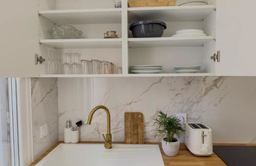 Central Studio - Bright & Modern - Private Terrace - AirCon - Near Train & Beach - Foto 49