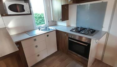 Mobil home camping les Charmettes 4 étoiles les MATHES en Charente Maritime prés du ZOO de la Palmyre 8 personnes tout confort 3 chambres 2salles de bains 2 WC Lave linge lave vaisselle Climatisation bien situé - Foto 4, stove