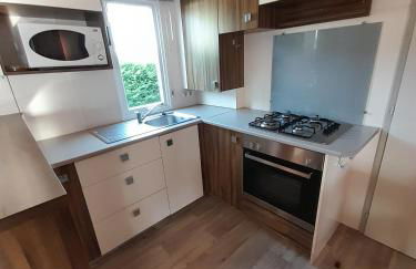 Mobil home camping les Charmettes 4 étoiles les MATHES en Charente Maritime prés du ZOO de la Palmyre 8 personnes tout confort 3 chambres 2salles de bains 2 WC Lave linge lave vaisselle Climatisation bien situé - Foto 4