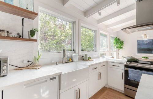 Charming Victorian Oasis with an Elegant and Spacious Haven - Foto 31