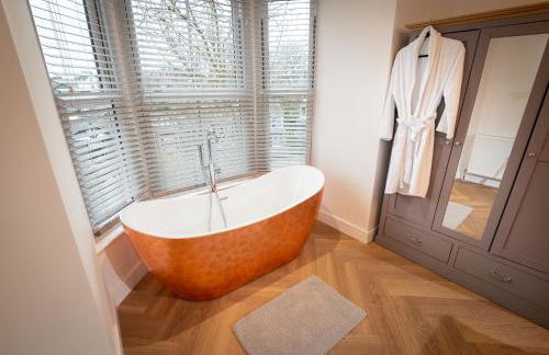 Luxury Pet-Friendly 2 Bed Retreat in Central Bowness with Copper Roll-Top Bath & Sun Terrace - Foto 2